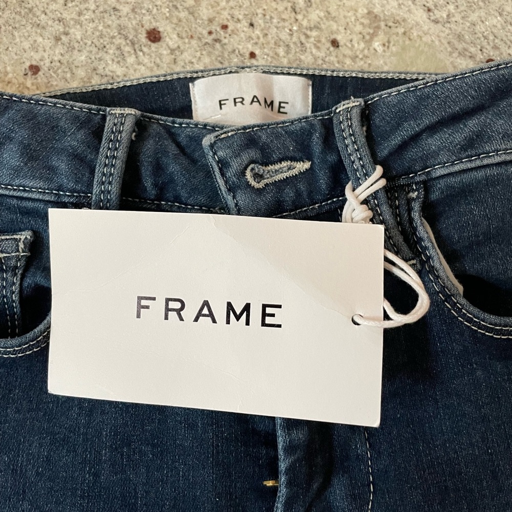 Le One Flare Mid-rise Jean from Frame - Picture 9 of 11